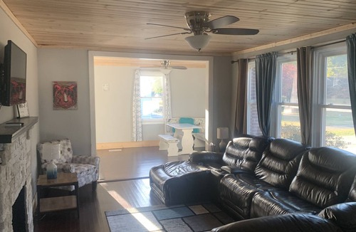 Anderson House | COZY BUNGALOW MINUTES FROM DOWNTOWN ANDERSON