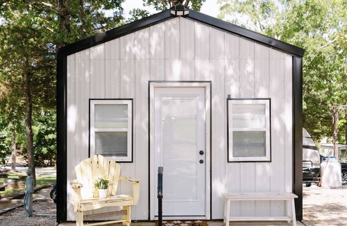 Shell Knob Cabin | Cozy Cabin at Viola RV Park Near Table Rock Lake!
