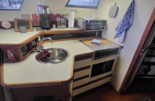 Lenoir City Boat Rental | Cozy cabin cruiser at beautiful WindRiver Marina in Lenoir City, TN