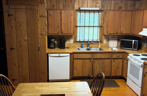 Quewhiffle Cabin | Cozy Cabin in the Woods, near Carolina Horse Park
