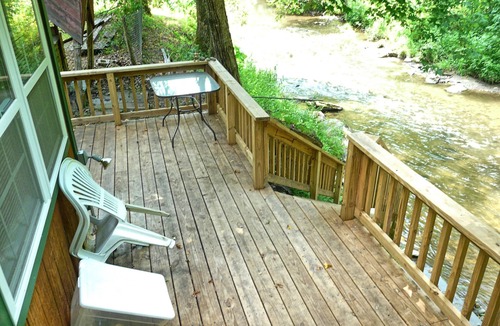 Bryson City Cabin | Cozy Cabin on the Creek-Creek side- Secluded - Charcoal Grill