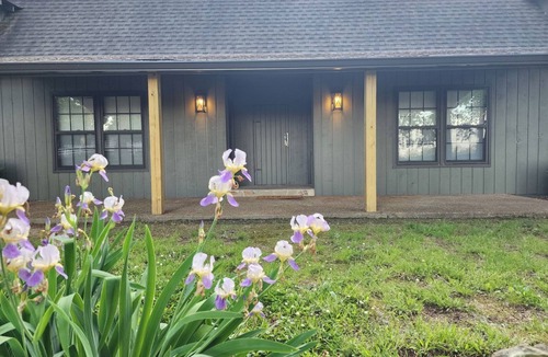 McMinnville Cabin | Cozy Cabin -Rock Fireplace - Great sunset views - 5 State Parks w/in hour