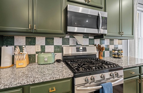Taylors House | Cozy & Charming 5 BR Family Retreat
