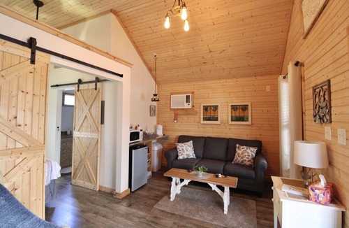 Lenoir City Cabin | Cozy Classy Cabin - pet friendly! 1 minute from Lenoir City's main street