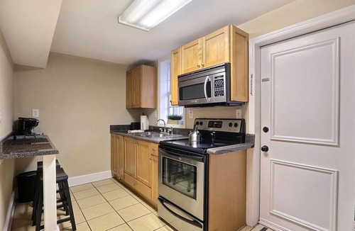 Savannah Victorian District Condo | Cozy Condo with Patio 1 Block to Forsyth Park