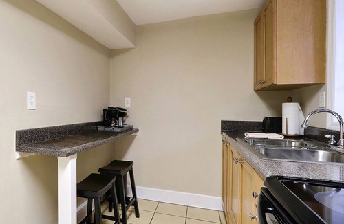 Savannah Victorian District Condo | Cozy Condo with Patio 1 Block to Forsyth Park