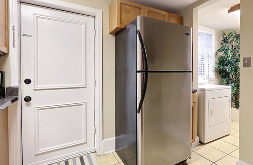 Savannah Victorian District Condo | Cozy Condo with Patio 1 Block to Forsyth Park