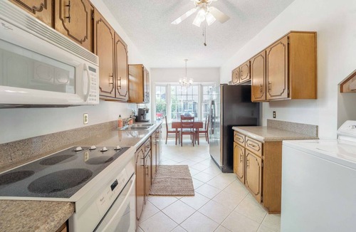 Summerville House | Cozy Convenient Cottage - 3 bedroom 2 bathroom