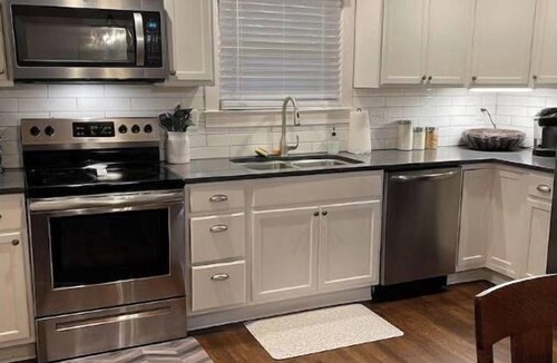 Cleveland House | Cozy Cottage Downtown Cleveland