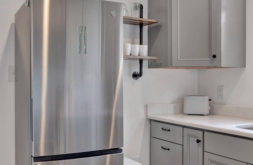 Metropolitan House | Cozy Cottage Near Forsyth Park, Heated Pool Access