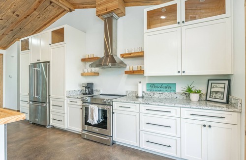 Midway Cottage | Cozy cottage nestled among nature near inner coastal waterway