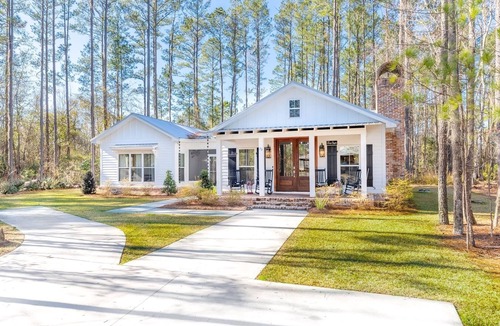 Midway Cottage | Cozy cottage nestled among nature near inner coastal waterway