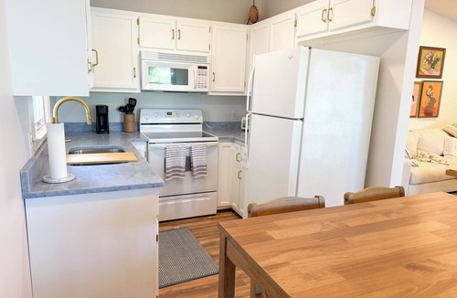 New London House | Cozy Cottage on Badin Lake, newly renovated!