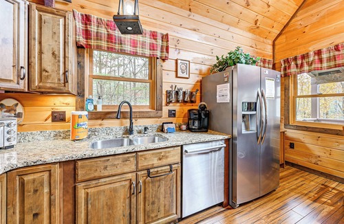 Whittier Cottage | Cozy Couples Getaway w/Hot Tub: 'fox Ridge Cabin'