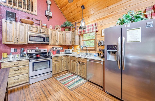 Whittier Cottage | Cozy Couples Getaway w/Hot Tub: 'fox Ridge Cabin'