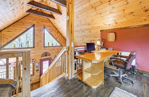 Whittier Cottage | Cozy Couples Getaway w/Hot Tub: 'fox Ridge Cabin'