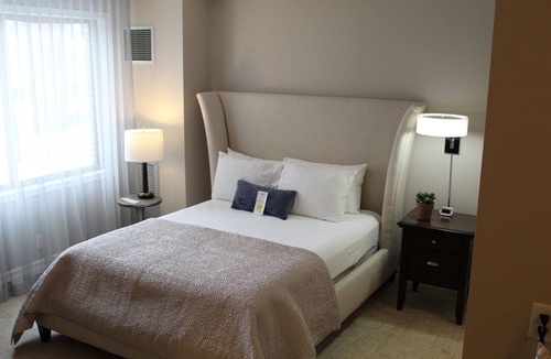 Edina Hotel | Cozy Deluxe Queen Room in welcoming Minneapolis Boutique Hotel