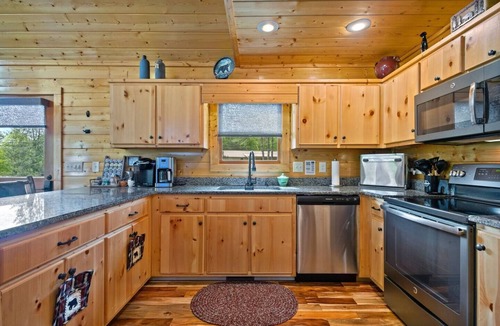 Murphy Cabin | Cozy, Dog-Friendly w/Hot Tub & Fire Pit