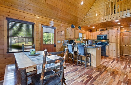 Murphy Cabin | Cozy, Dog-Friendly w/Hot Tub & Fire Pit