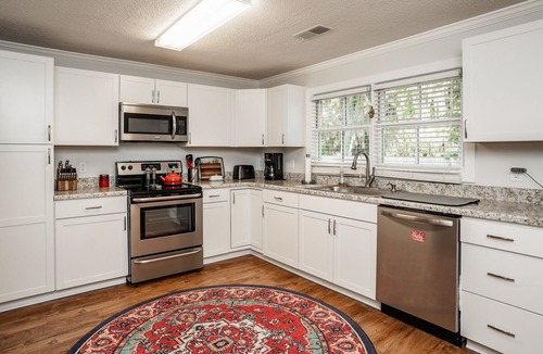 Uptown House | Cozy Downtown Cottage - 0.7 mi walk to downtown!