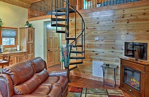 East Bernstadt House | Cozy East Bernstadt Cabin w/Porch + Fishing Lake!