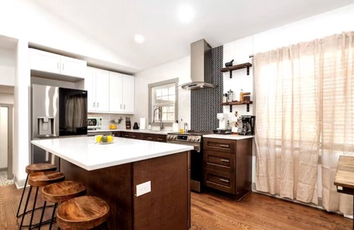 Charlotte House | Cozy Escape! Modern/Luxe style w/2 Master en Suites-Fireplace-Fenced- SouthPark!