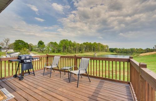 Fair Play House | Cozy Fair Play Home w/Deck 4 Mi to Lake Hartwell!