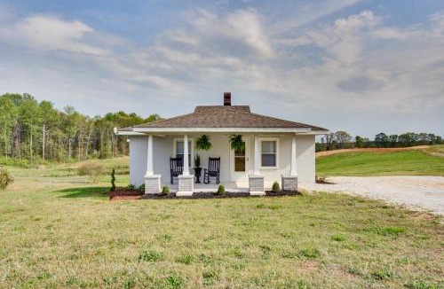 Fair Play House | Cozy Fair Play Home w/Deck 4 Mi to Lake Hartwell!