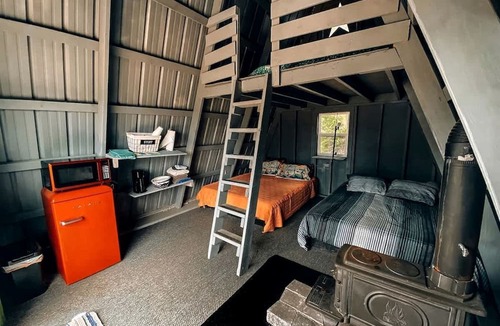 Carthage Cabin | Cozy Farm Stay with Memory Foam Beds, Fire Pit & Country Breakfast Near Nashville