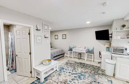 University House | Cozy Guesthouse Fire Pit near Busch Gardens & USF