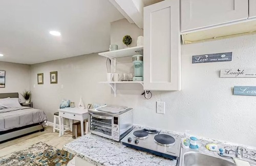 University House | Cozy Guesthouse Fire Pit near Busch Gardens & USF