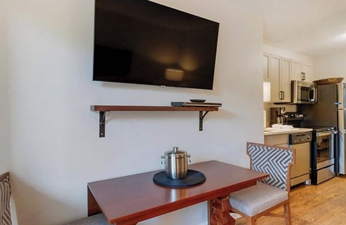 Pigeon Forge Hotel | Cozy Hotel Suite Near Smoky Mountains & Dollywood in Pigeon Forge