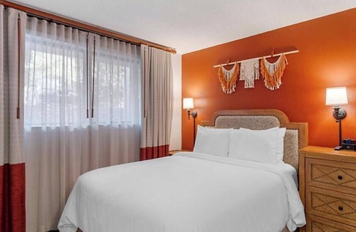 Pigeon Forge Hotel | Cozy Hotel Suite Near Smoky Mountains & Dollywood in Pigeon Forge