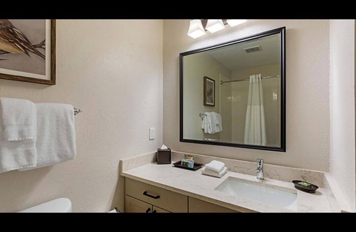 Pigeon Forge Hotel | Cozy Hotel Suite Near Smoky Mountains & Dollywood in Pigeon Forge