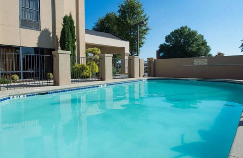 Gainesville House | Cozy King Room! Best in Luxury & Comfort