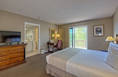 Clayton Hotel | Cozy King Room in Clayton with Mountain Views and Communal Pool