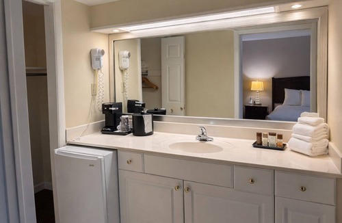 Clayton Hotel | Cozy King Room in Clayton with Mountain Views and Communal Pool