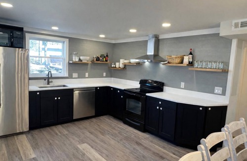 Henderson House | Cozy Lake house, with game room/3-bedroom house in beautiful Henderson with AC