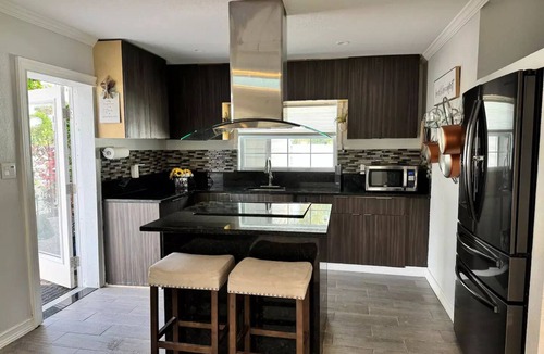 East County Civic Group House | Cozy little White House