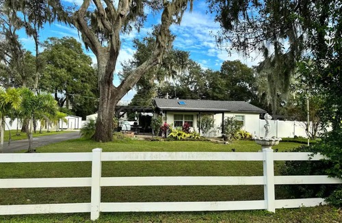East County Civic Group House | Cozy little White House