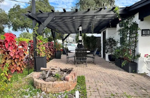 East County Civic Group House | Cozy little White House