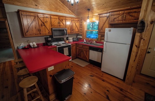 Salem House | Cozy Log Cabin at Lake Jocassee - with Hot Tub, State Park Pass & Boat Parking