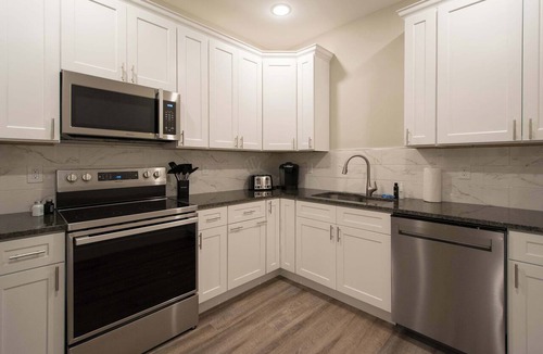 Balfour House | Cozy Lower Retreat II | Sleeps 4 | Free Tix
