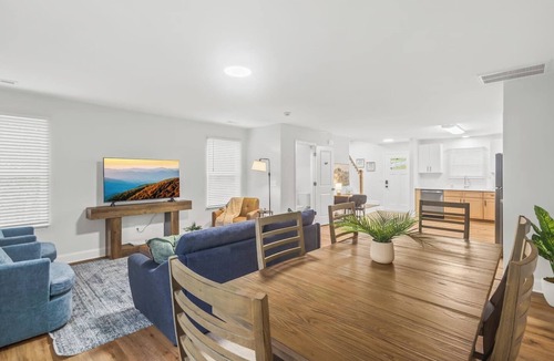 Taylors House | Cozy & Modern New-Build, 10 min to Greenville, Private Deck | Sleeps 6