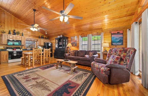 Sevierville Cabin | Cozy Mountain Cabin w/Private Hot Tub 1.5 Miles to Dollywood Walk to the Pool!