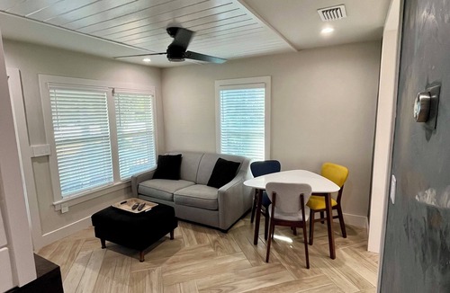 Walker's Island House | Cozy, newly remodeled bungalow