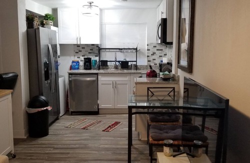 Crescent Heights Apartment | Cozy One bed/One bath 5m to Down Town