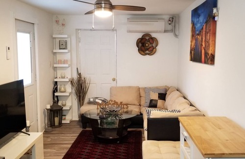 Crescent Heights Apartment | Cozy One bed/One bath 5m to Down Town