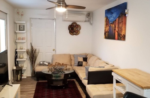 Crescent Heights Apartment | Cozy One bed/One bath 5m to Down Town