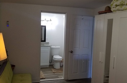 Crescent Heights Apartment | Cozy One bed/One bath 5m to Down Town